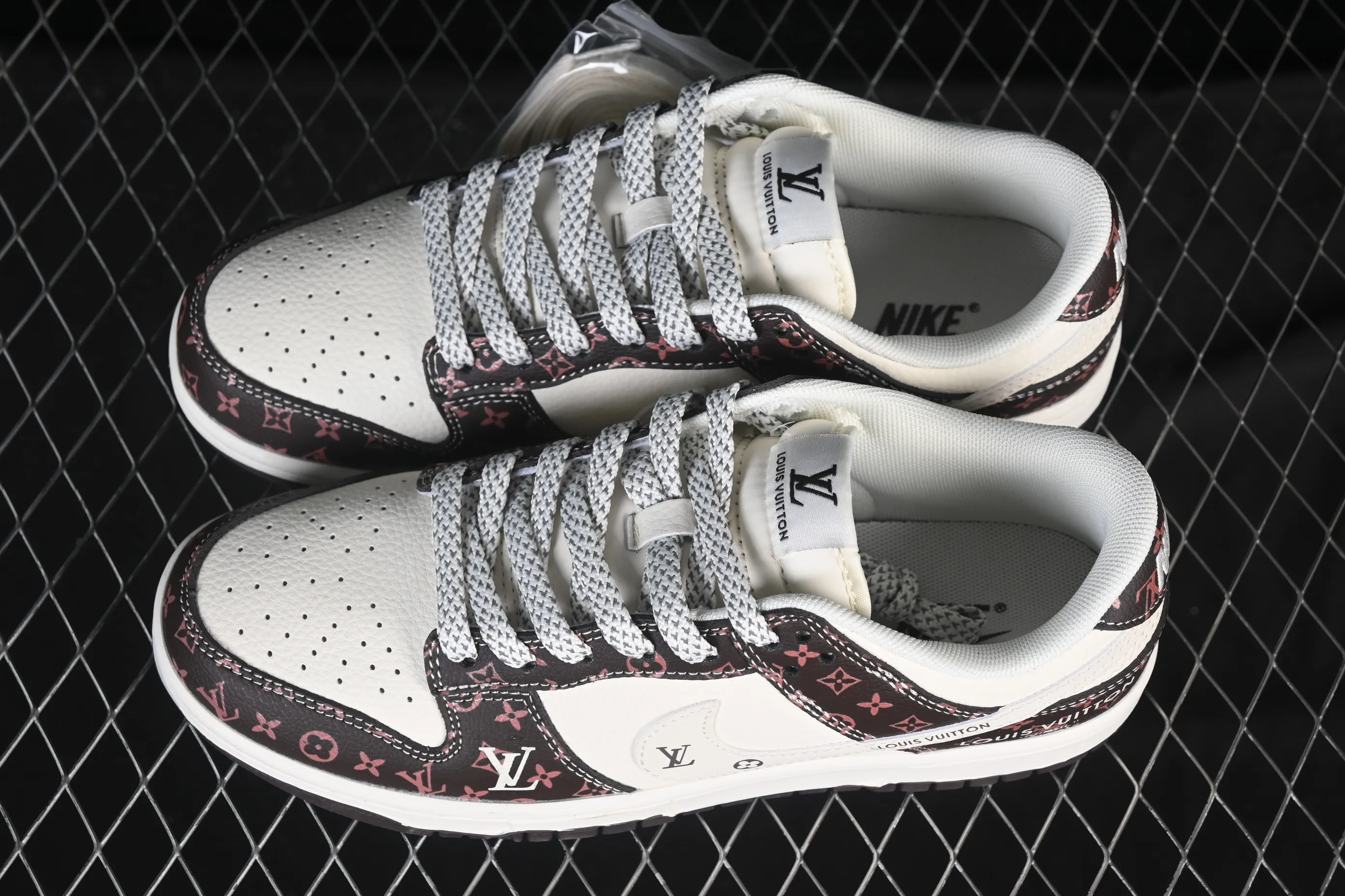 All Categories Nk SB Dunk Series Nk SB Dunk Low Low-top sneakers Nike SB Dunk Low LV joint white and brown classic Anniversary high-end customization Low-top casual sneakers CX5050-Y05